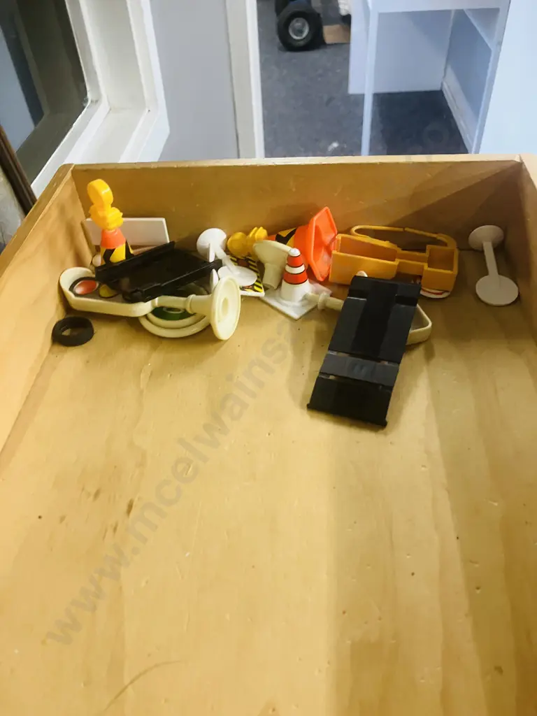 Box of Assorted Vintage Toys - Maisto, ZEE, Hot Wheels Etc Image 1++