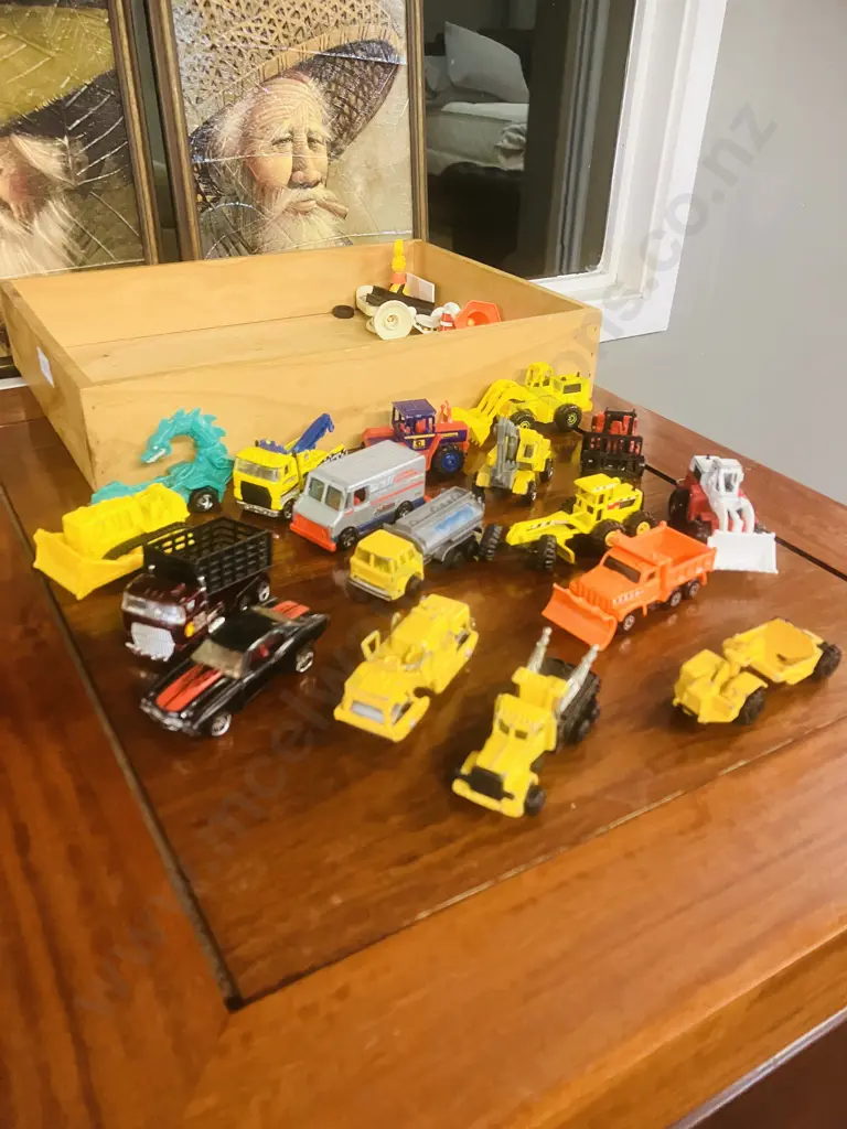 Box of Assorted Vintage Toys - Maisto, ZEE, Hot Wheels Etc Image 1++