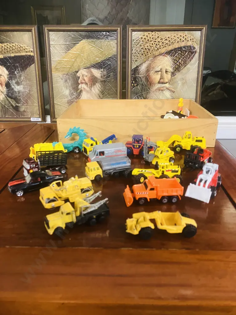 Box of Assorted Vintage Toys - Maisto, ZEE, Hot Wheels Etc Image 1++