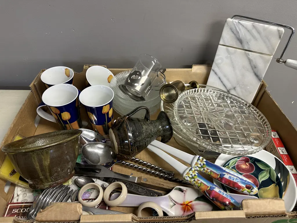 Box Lot Of Crystal, Crockery & Pottery Items Etc Image 1++