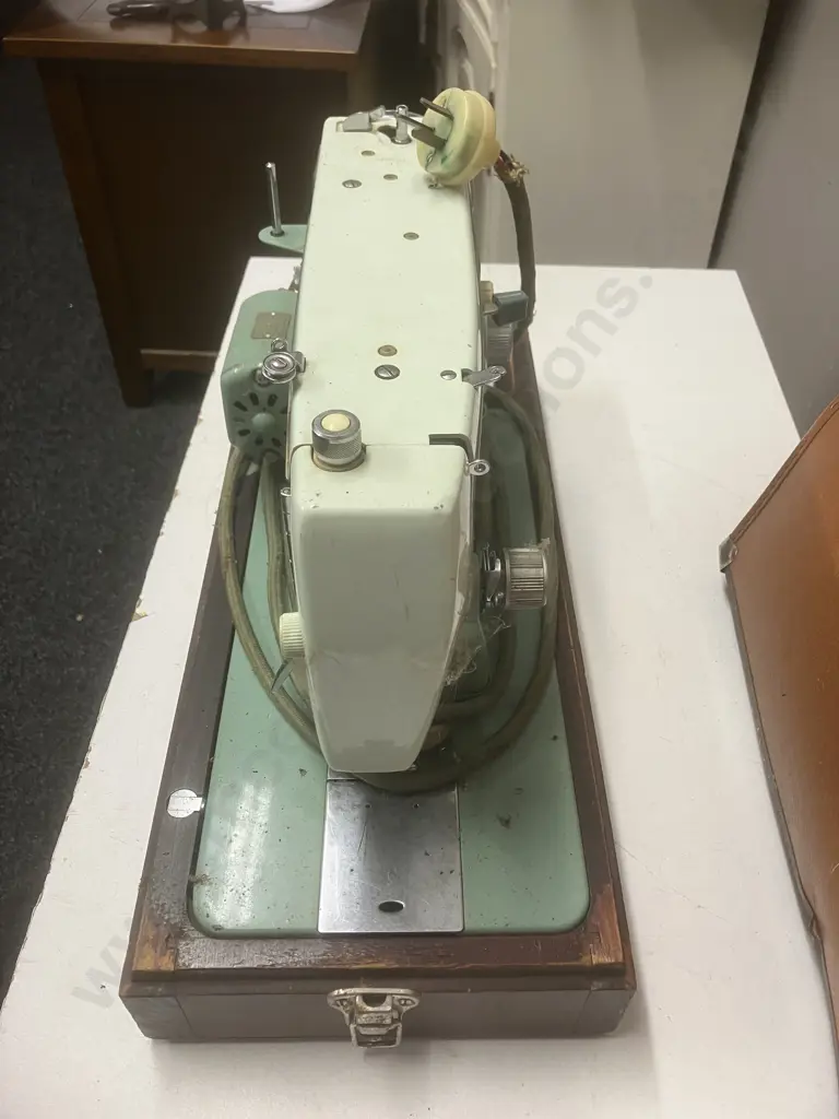 Janome New Home Model 574 Vintage Sewing Machine With Case & Pedal, Instruction Book Etc Image 1++