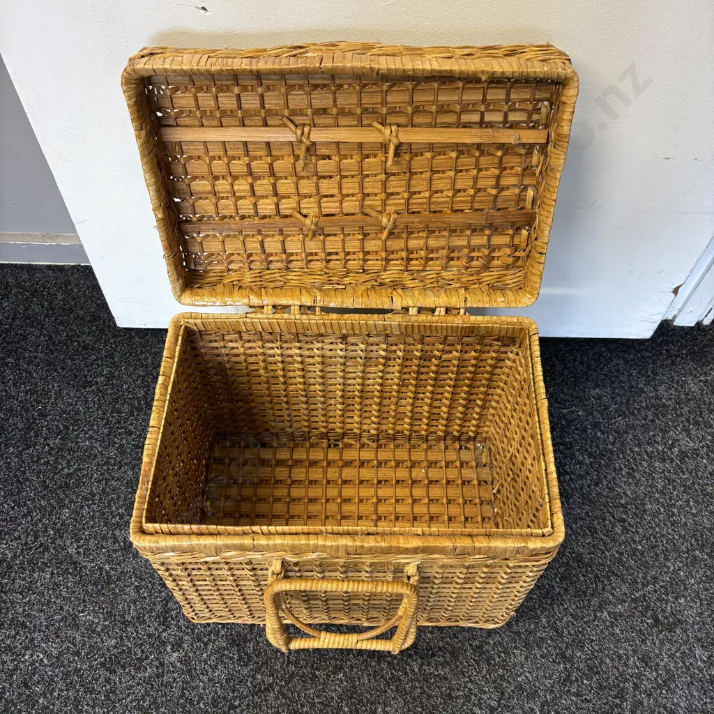 Wicker Picnic Basket Image 1++