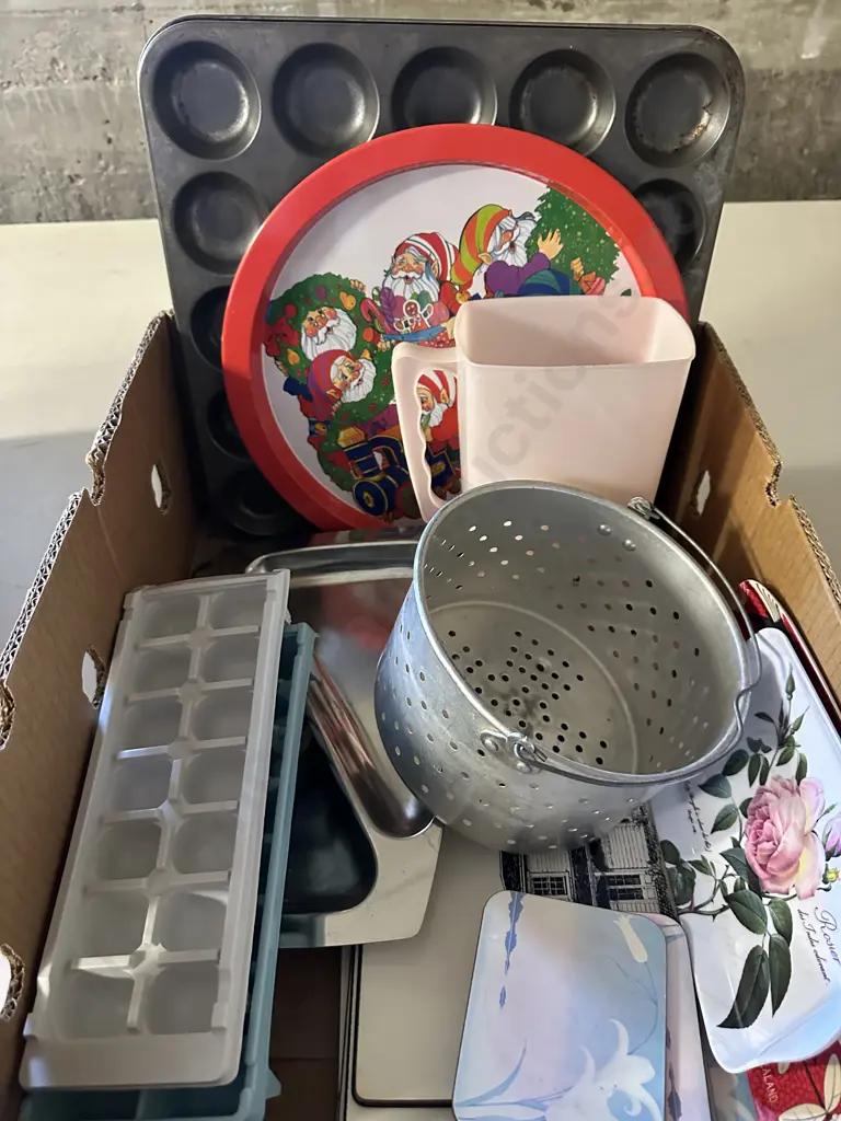 Box Lot Of Kitchen Ware Image 1++