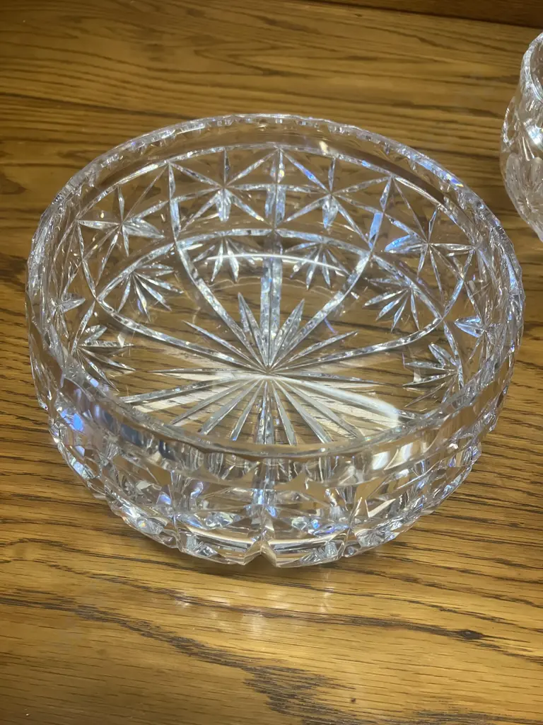 Large Footed Crystal Bowl With Floral Pattern 20.5cm & Heavy Crystal Bowl With Starburst Pattern 19cm Image 1++