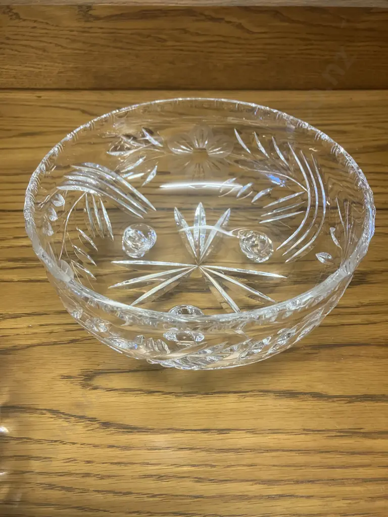 Large Footed Crystal Bowl With Floral Pattern 20.5cm & Heavy Crystal Bowl With Starburst Pattern 19cm Image 1++