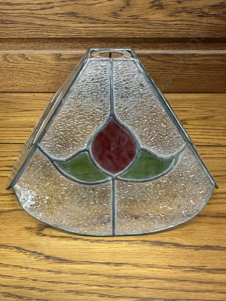 Tiffany Style Stained Glass Lampshade With Bud Detail H16, 29x29cm. Image 1++