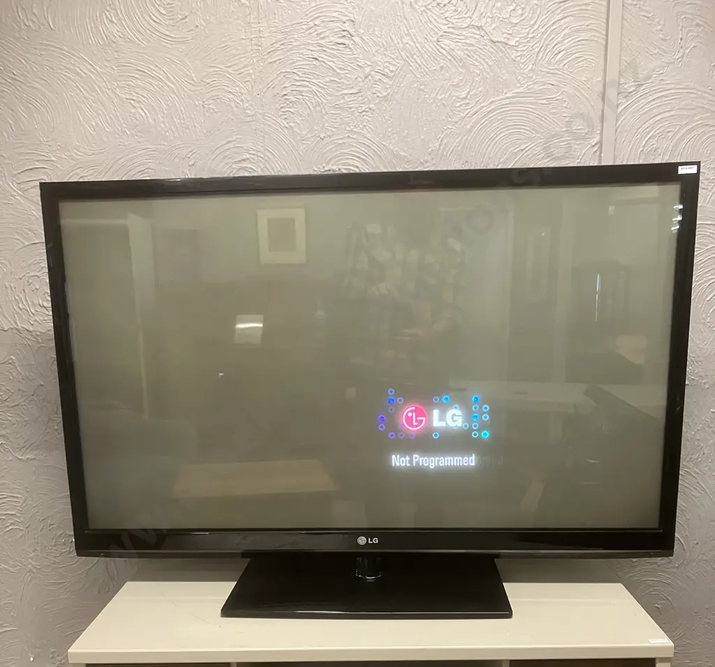LG 50" (127cm) HD Plasma TV With Remote Control. Model 50PJ350 (Nov 2010) Image 1++