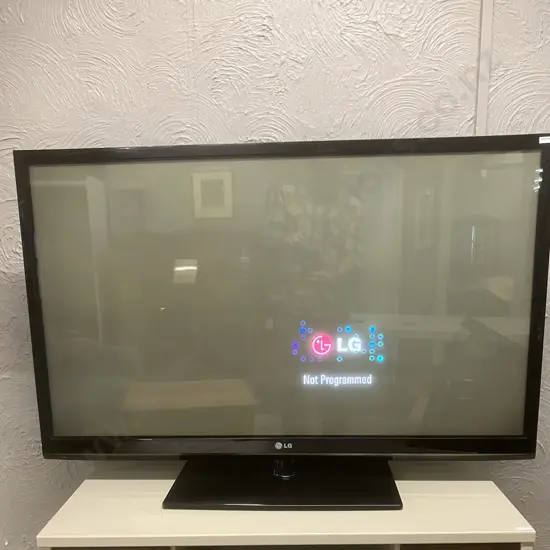 LG 50" (127cm) HD Plasma TV With Remote Control. Model 50PJ350 (Nov 2010)