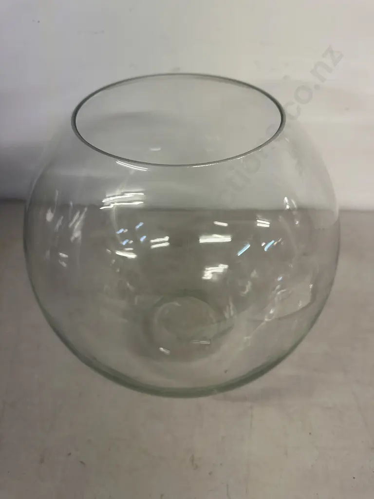 Large Clear Glass Fish Bowl Vase H25cm. Image 1++