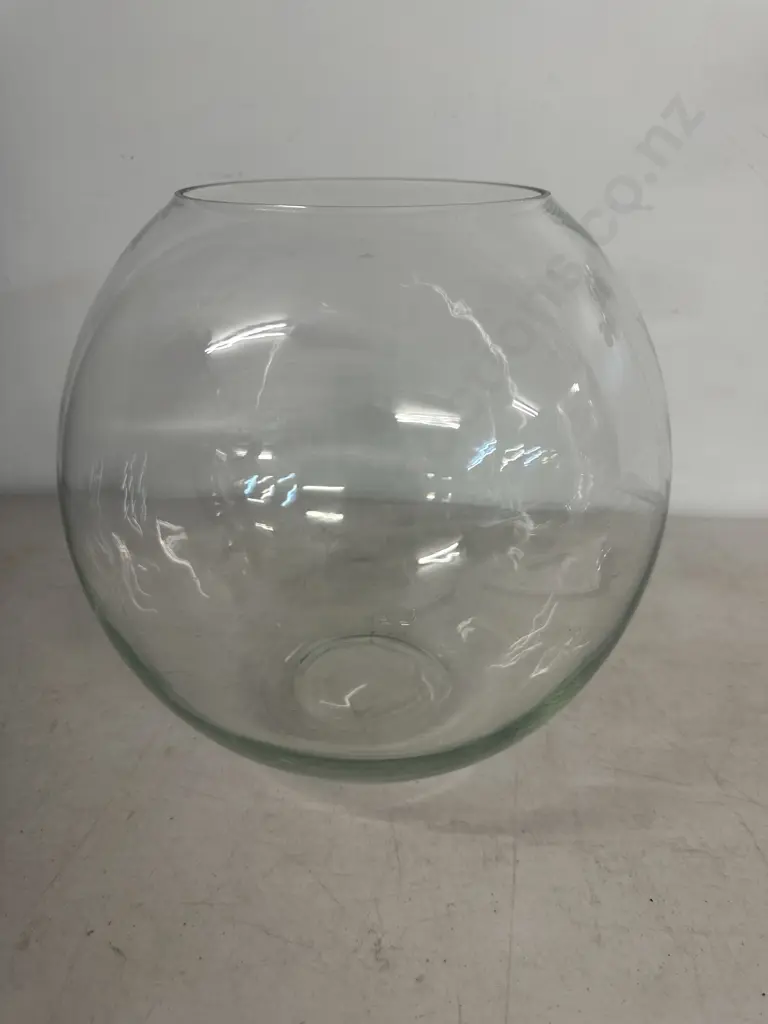 Large Clear Glass Fish Bowl Vase H25cm. Image 1++