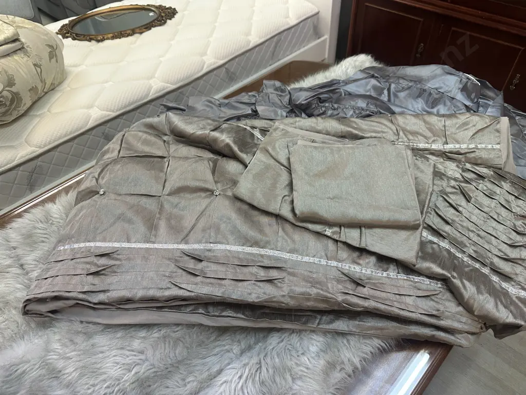 Grey Faux Fur Throw & Duvet Covers & Pillow Cases Image 1++