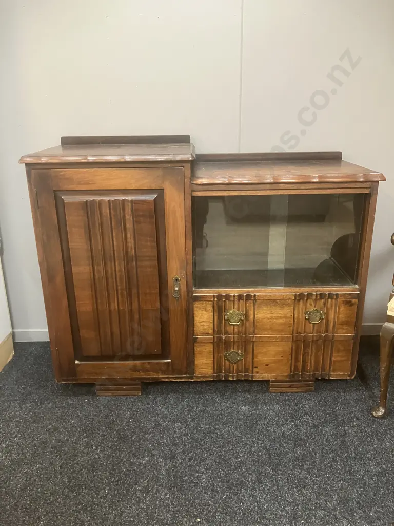 Art Deco Oak Sideboard/Display Cabinet With Sliding Glass Doors And Ridged Detailing. H97 W120 D45cm Image 1++