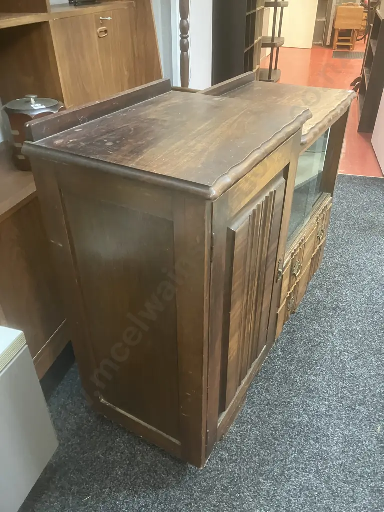 Art Deco Oak Sideboard/Display Cabinet With Sliding Glass Doors And Ridged Detailing. H97 W120 D45cm Image 1++