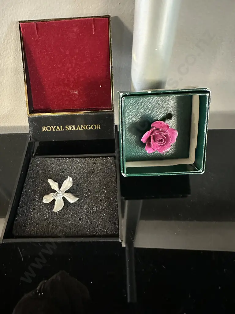 Royal Selangor Pendant & Rose Floral Brooch Image 1++