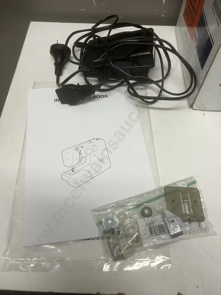 Elna EL2000 Sewing Machine With Manual Image 1++