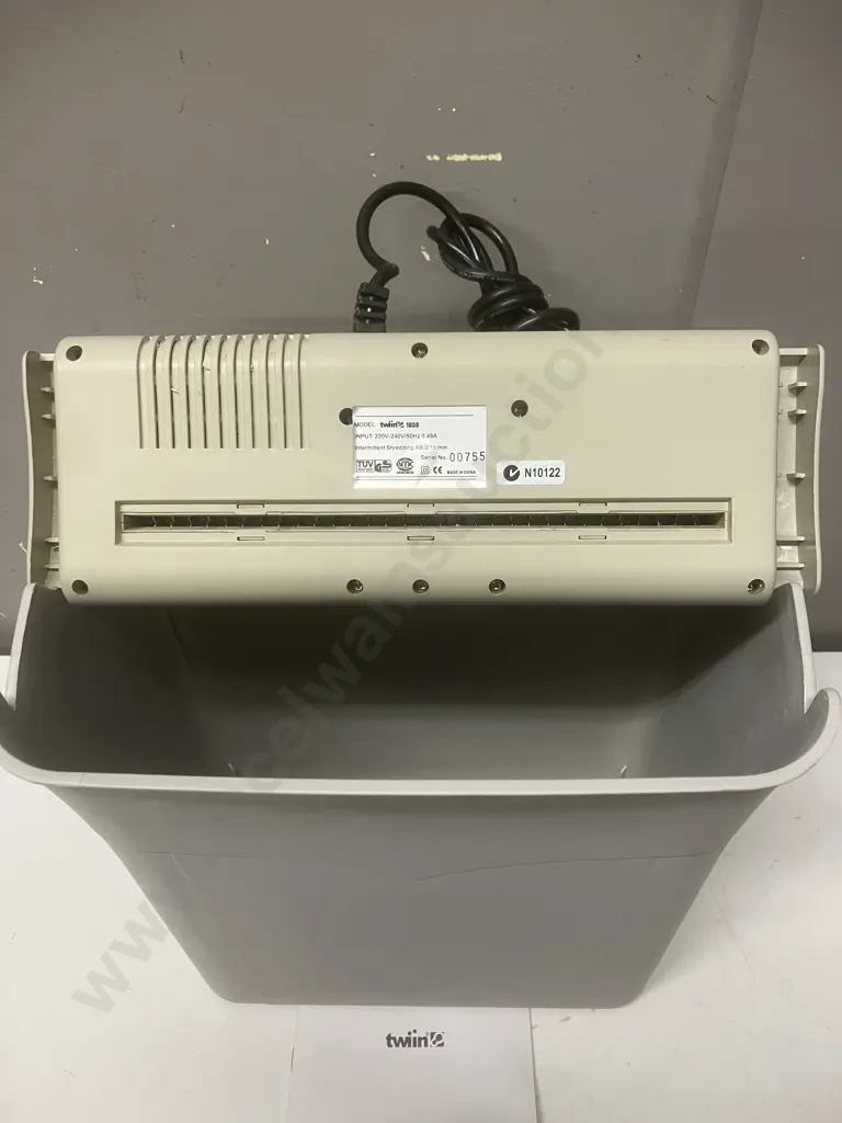 TWIN 1050 Paper Shredder With Manual Image 1++