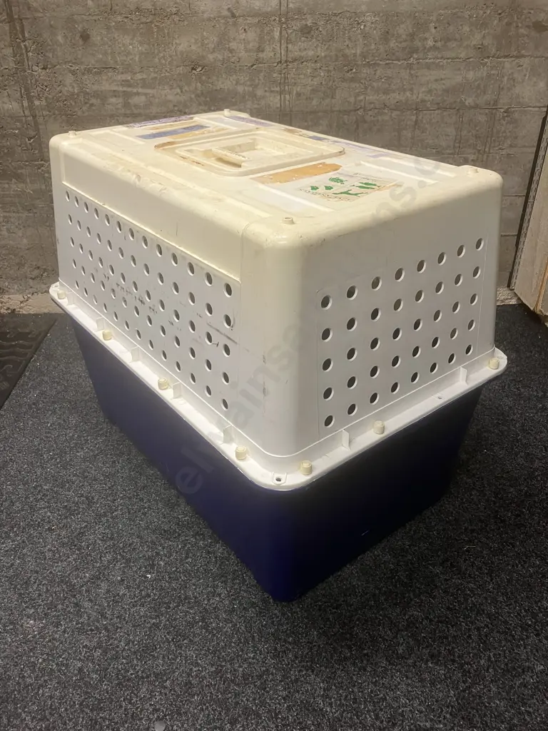 Pet /  Airline Travel Crate. H76 W94 D62cm Image 1++