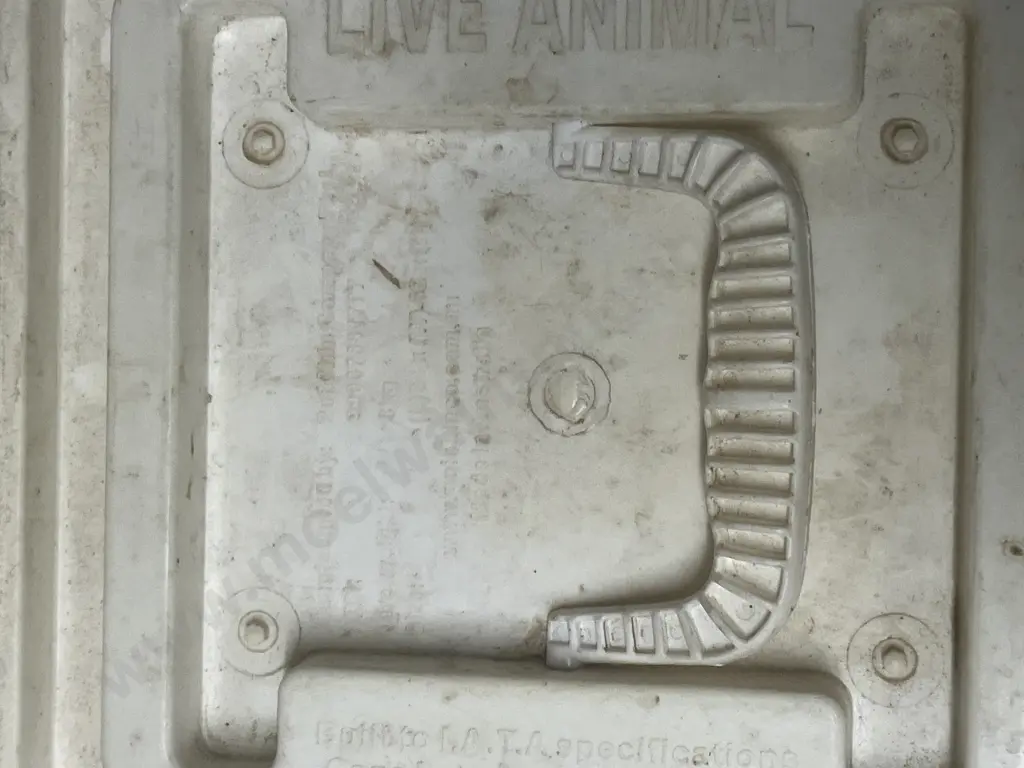 Pet /  Airline Travel Crate. H76 W94 D62cm Image 1++