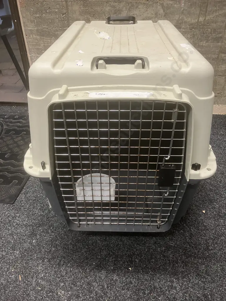 Pet / Airline Travel Crate with Removable Wheels. H63 W53 D79cm Image 1++