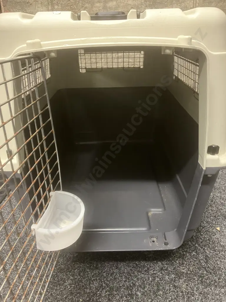 Pet / Airline Travel Crate with Removable Wheels. H63 W53 D79cm Image 1++