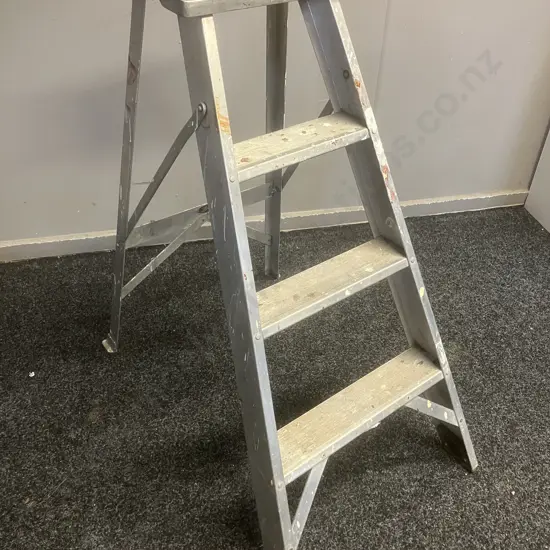 "Lyte" Aluminium Step Ladder - Lyte Ladders NZ Ltd. H85.5cm