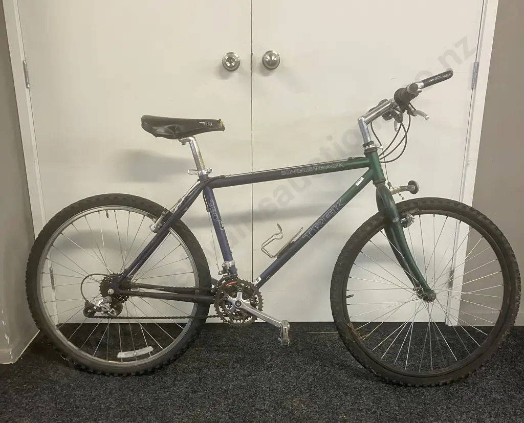 TREK Singletrack 930 Purple & Green Bike Image 1++