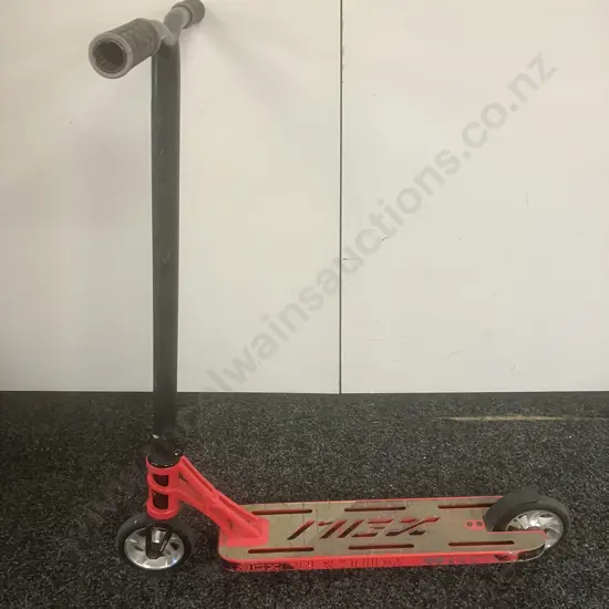 Madd Gear Kick Scooter YE1360320