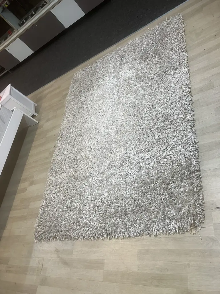 White Area Rug. 235 x 170cm Image 1++
