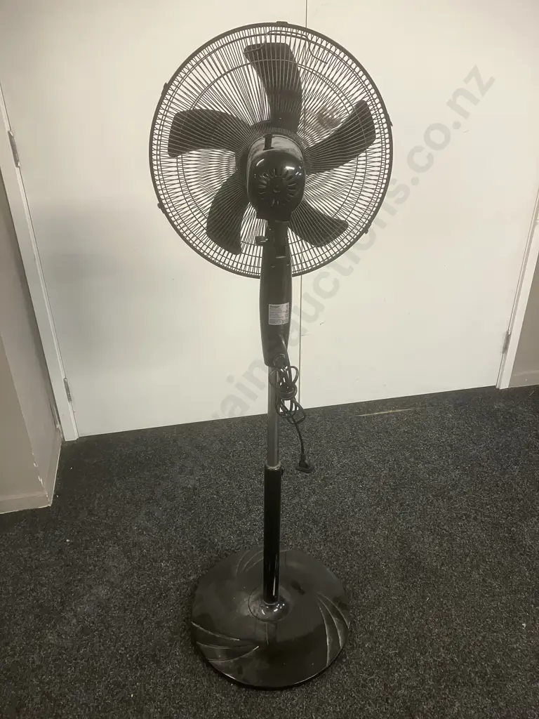 Goldair PF0511 Black Pedestal Fan With Remote Control Image 1++