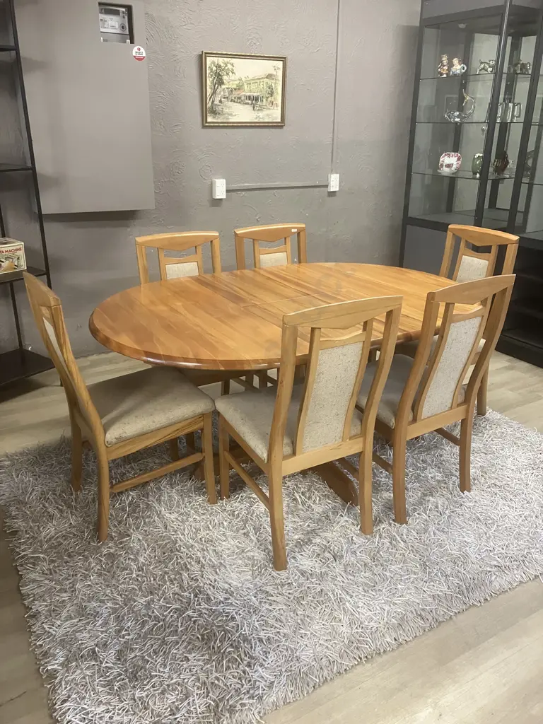 Round Rimu Extension Dining Table (H76 D118 L118 - 167cm) Six Chairs With Oatmeal Colour Fabric Image 1++