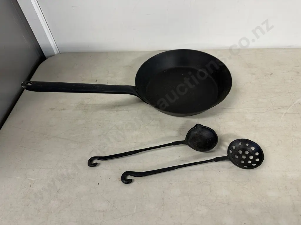 Cast Slotted Spoon & Ladle With Black Pan Image 1++