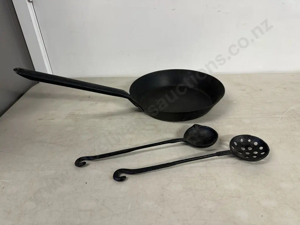 Cast Slotted Spoon & Ladle With Black Pan Image 1++