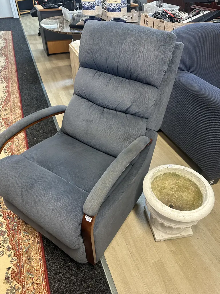 La-Z-Boy Charlestone Fabric Rocker Recliner Image 1++