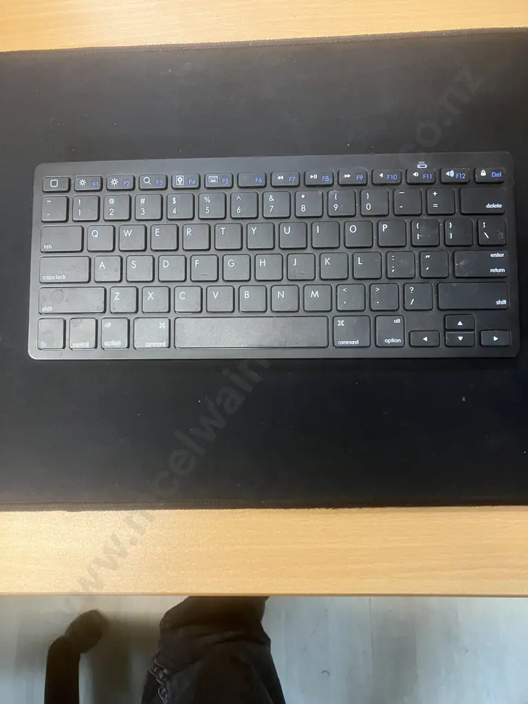 Logitech C270 HD Webcam, Hub Model LK-590B Bluetooth V3.0 Wireless Keyboard, Playmax Mouse Pad Image 1++