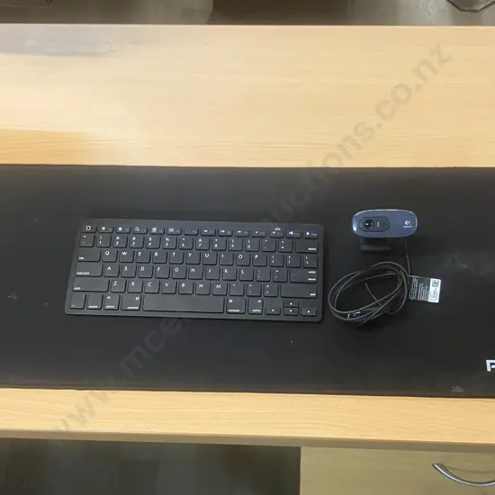 Logitech C270 HD Webcam, Hub Model LK-590B Bluetooth V3.0 Wireless Keyboard, Playmax Mouse Pad