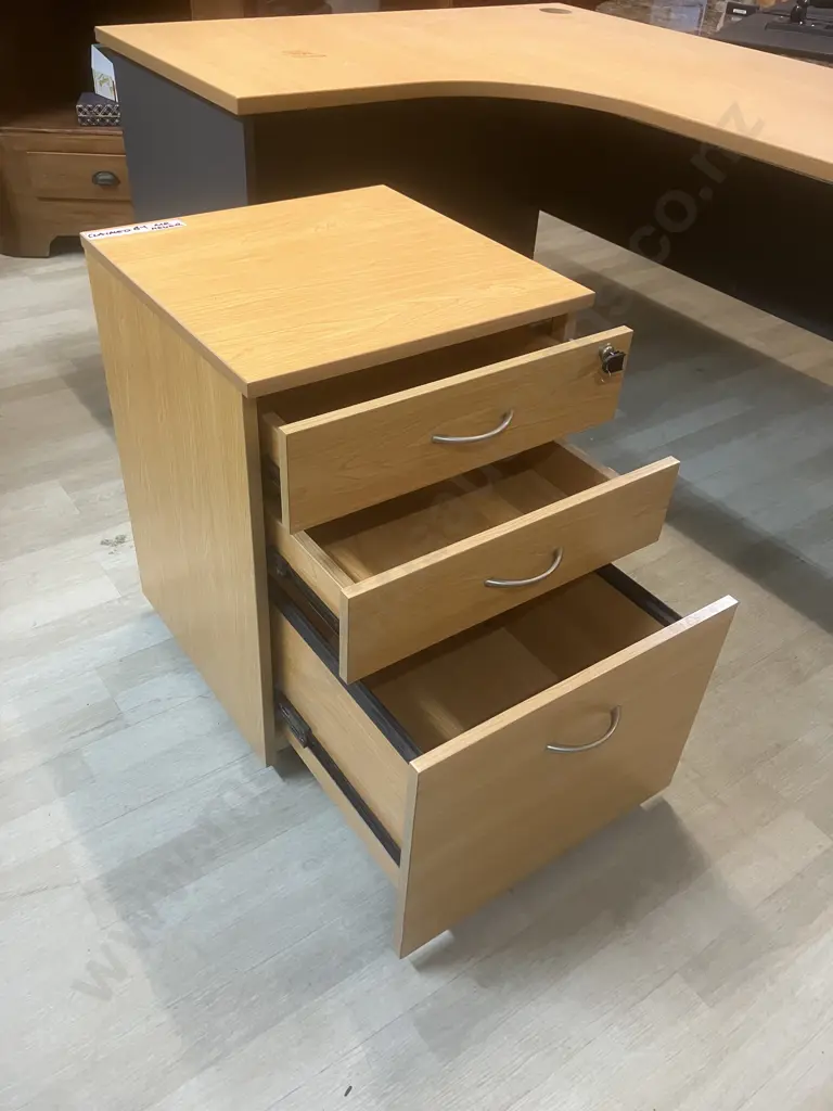 Computer Desk With Mobile Filer. H74 L120 W180cm Image 1++
