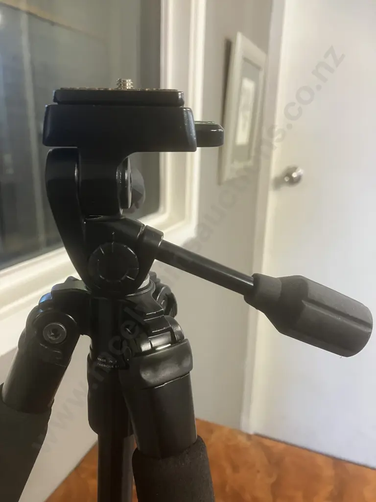 SLIK Sprint Pro II Black Tripod with SH-704E 3-Way Head With Carry Bag. 47cm. Max Height 162.2cm Image 1++
