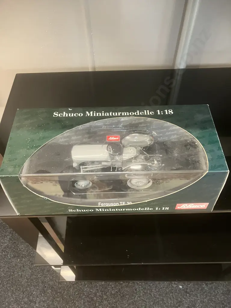 Schuco 1:18 Scale Ferguson TE20 Light-Grey Die-Cast Miniaturmodelle - New In Box. Art.-Nr.00105 Image 1++