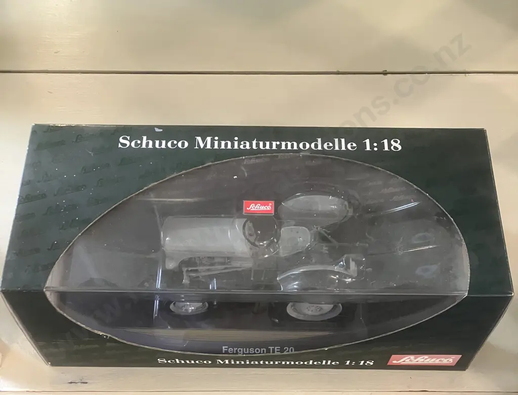 Schuco 1:18 Scale Ferguson TE20 Light-Grey Die-Cast Miniaturmodelle - New In Box. Art.-Nr.00105 Image 1++