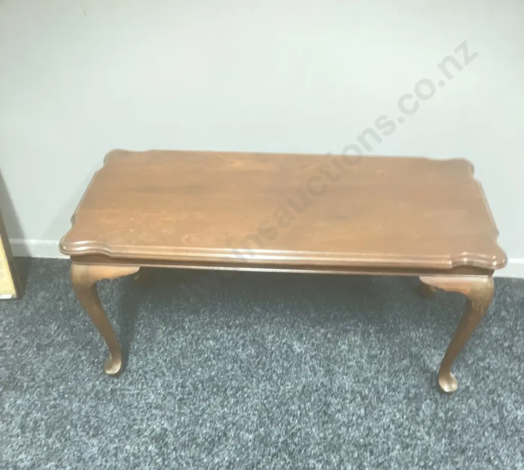 Queen Anne Style Coffee Table With Scalloped Edge Table Top. H43 W92 D43cm Image 1++