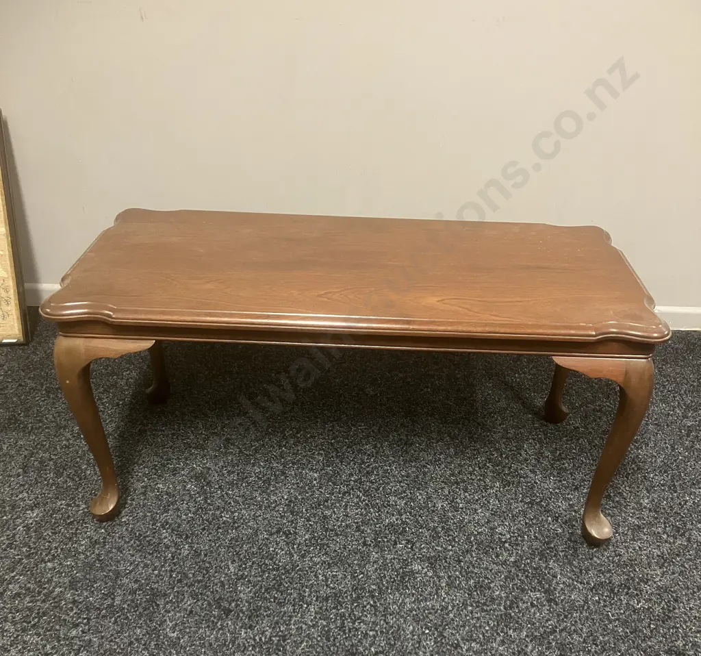 Queen Anne Style Coffee Table With Scalloped Edge Table Top. H43 W92 D43cm Image 1++