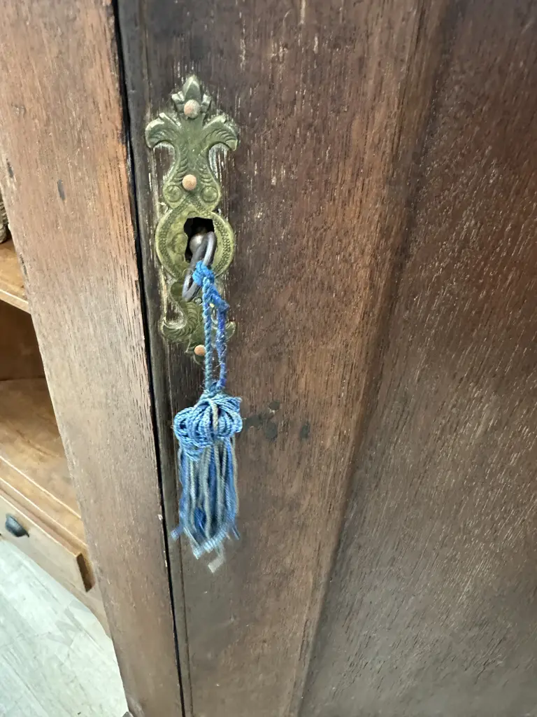 Antique Free Standing Oak Corner Cabinet Single Panel Door, Turned Legs With Key & BADA Label H170 W80 D53cm. Image 1++