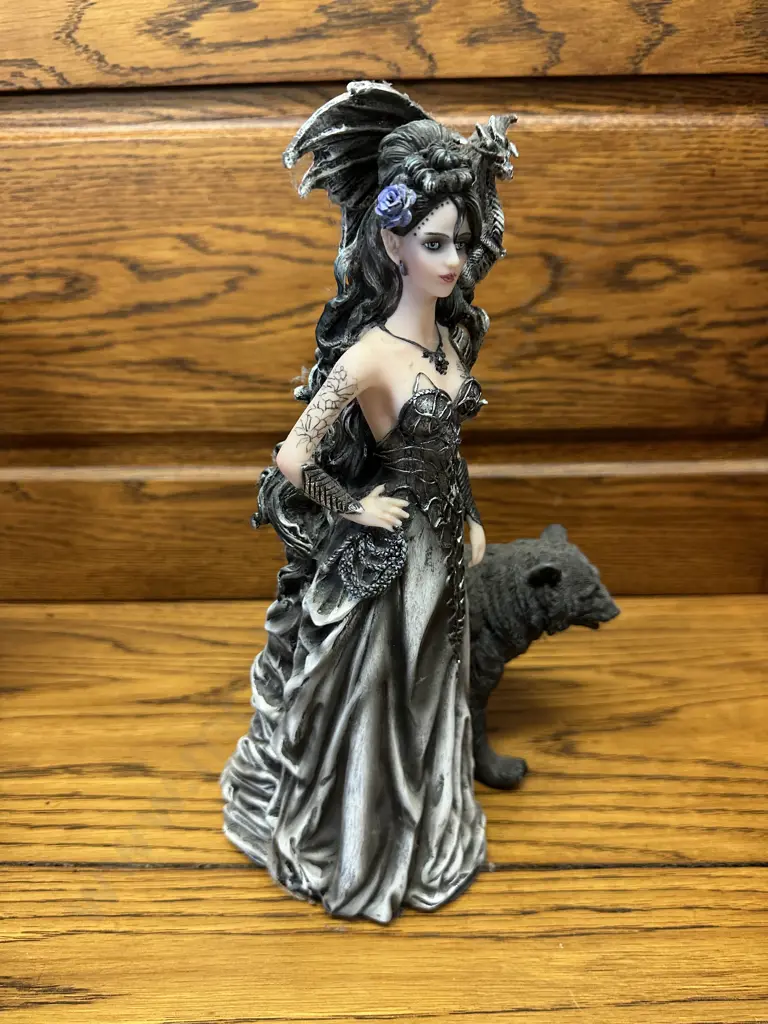 Resin Figurine Mistress Of Lycani With Dragon & Bear H32cm. Image 1++