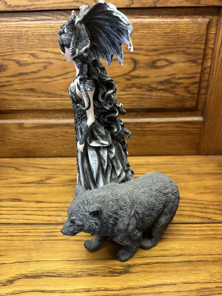 Resin Figurine Mistress Of Lycani With Dragon & Bear H32cm. Image 1++