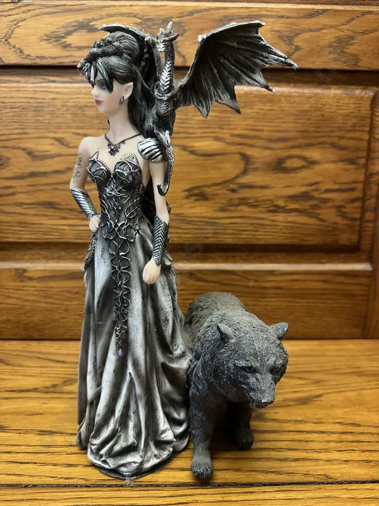 Resin Figurine Mistress Of Lycani With Dragon & Bear H32cm. Image 1++