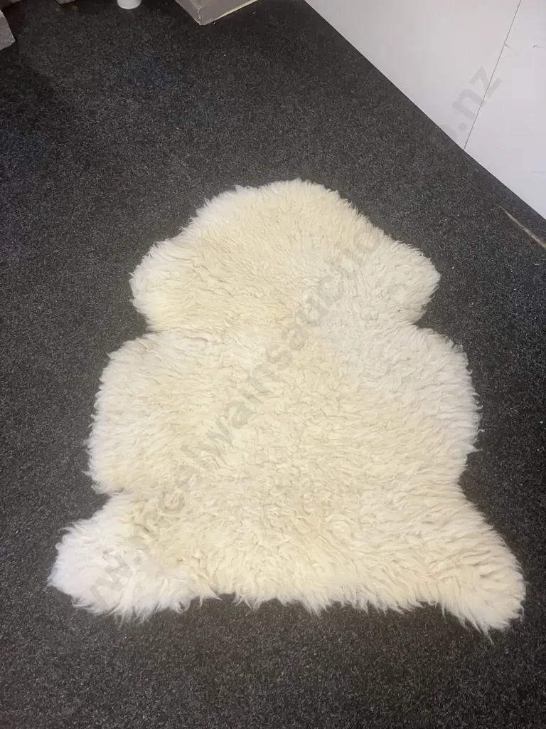 BOWRON Sheepskin. L95cm Image 1++