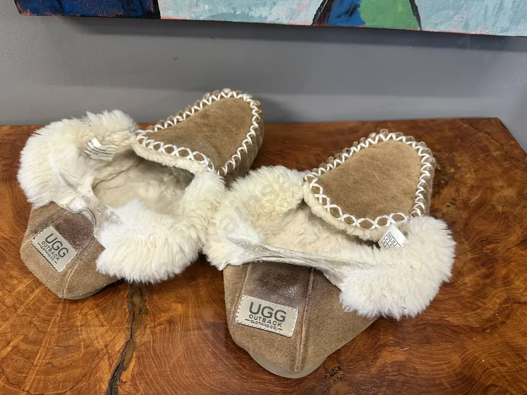 Pair Of UGG Outback Clothing Co Slippers EU 38.5 Image 1++