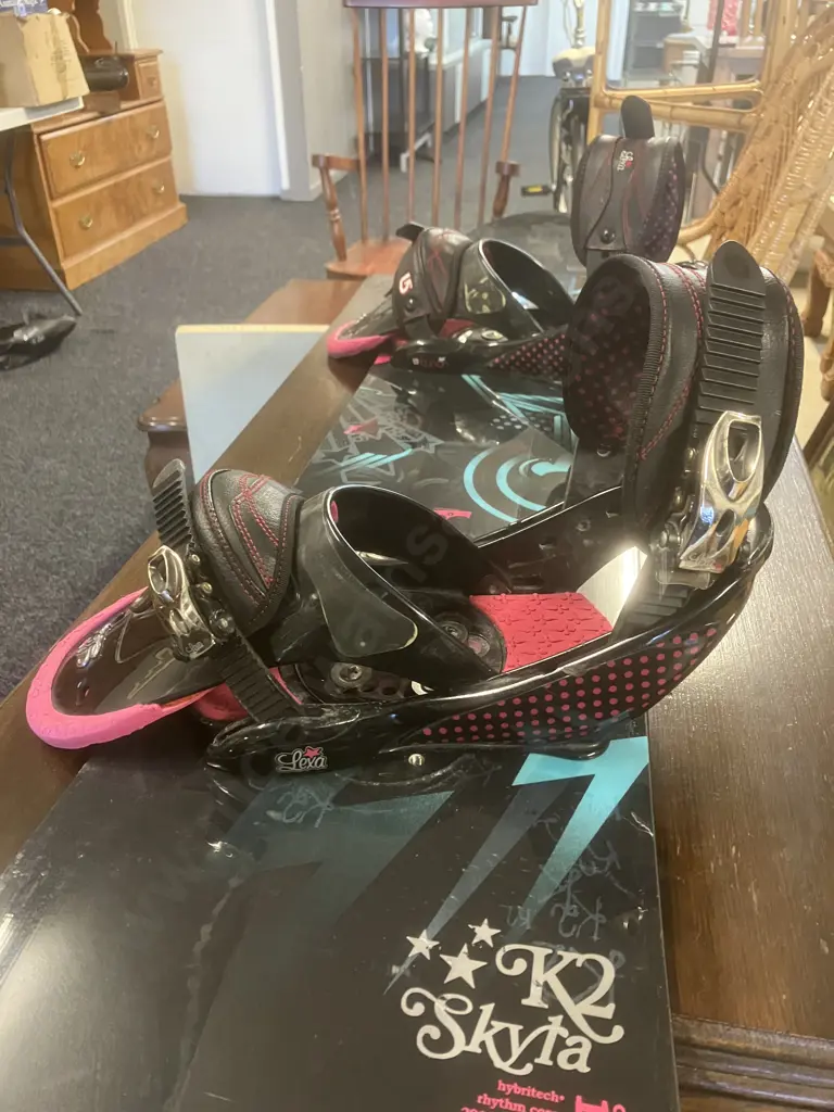 K2 Skyla Womans Snowboard 139cm With Burton Lexa Bindings Image 1++