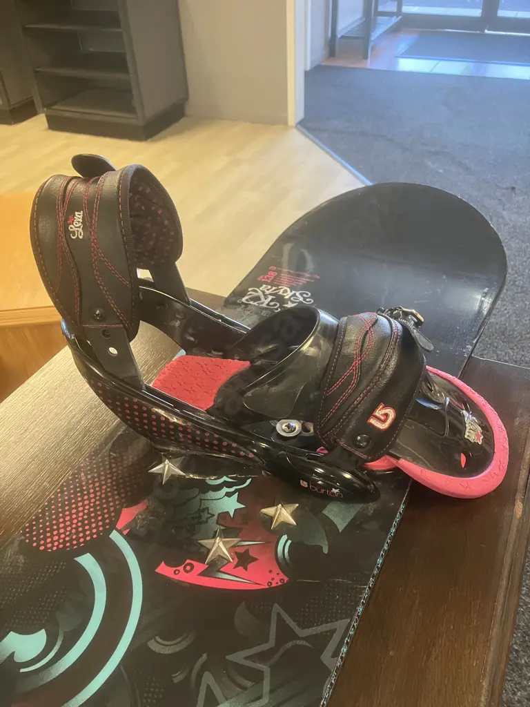 K2 Skyla Womans Snowboard 139cm With Burton Lexa Bindings Image 1++