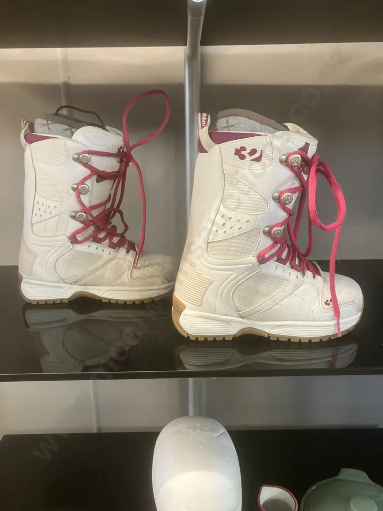Thirty Two Prospect Snowboard Boots Women Size 6 Image 1++